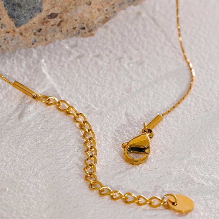 Charming Pearls Necklace lock