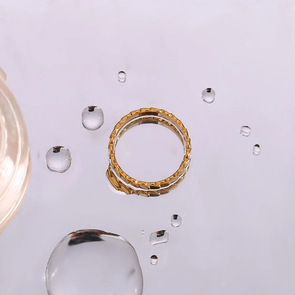 glimmer flow ring in water