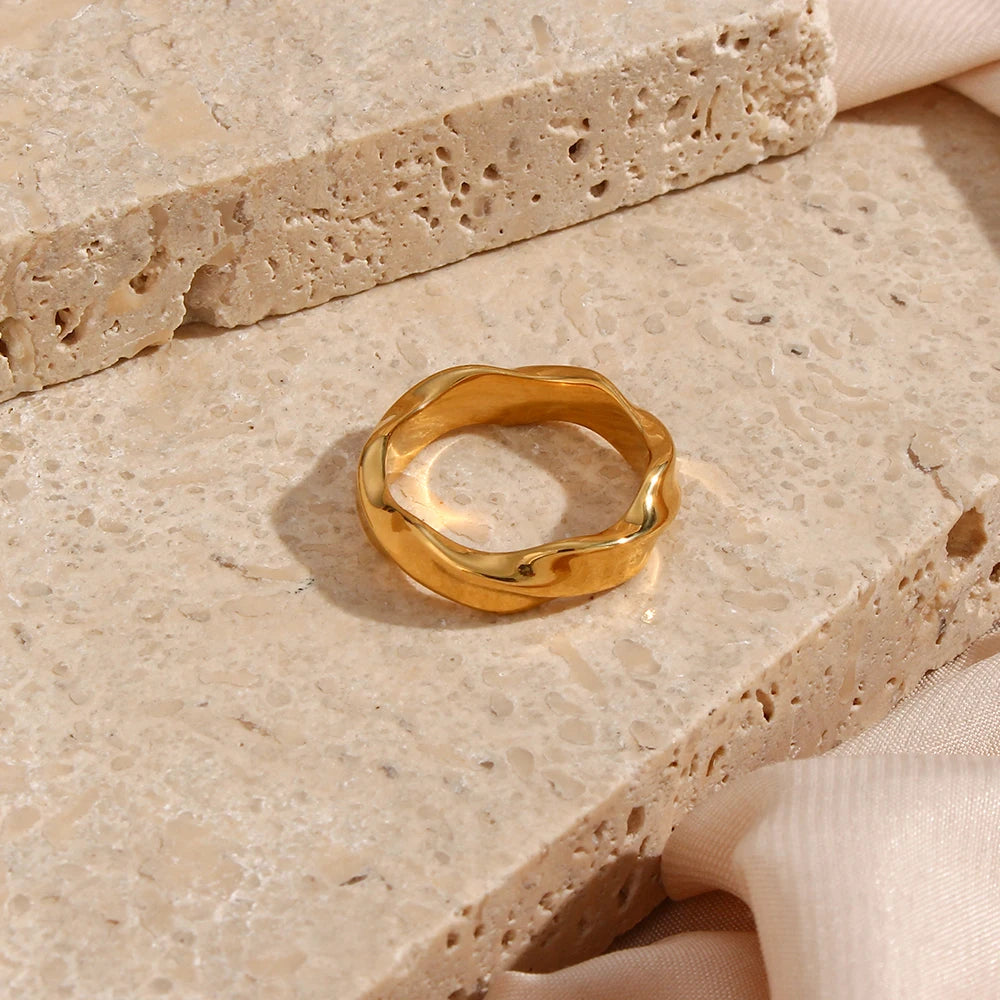 luxe twsit ring on stone
