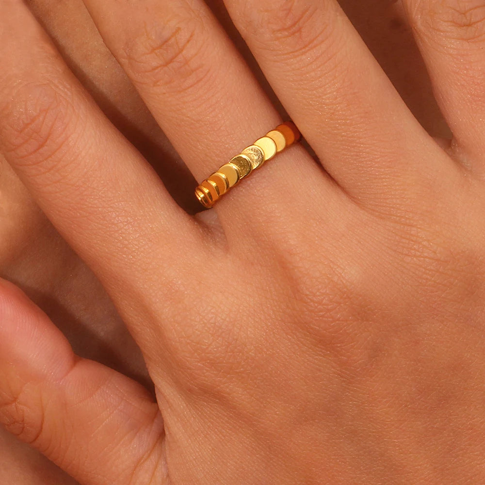 glimmer flow ring on finger