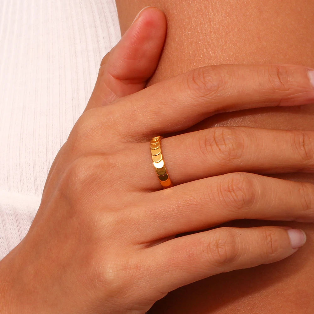 glimmer flow ring on finger