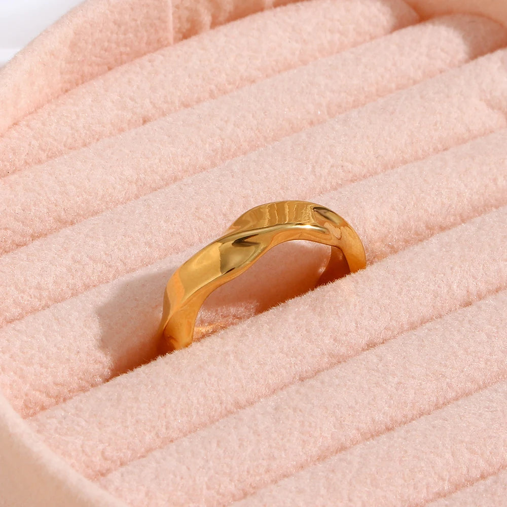 luxe twist ring in jewely case
