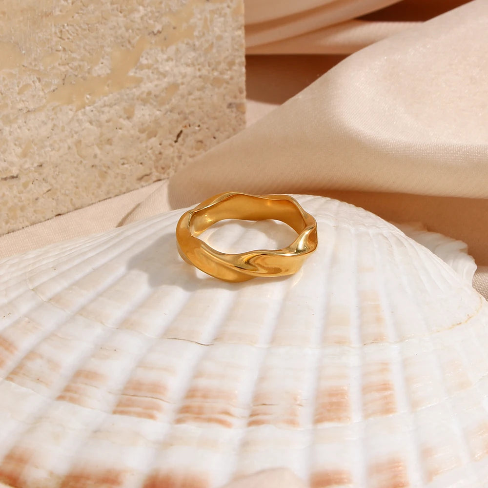 luxe twist ring on shell