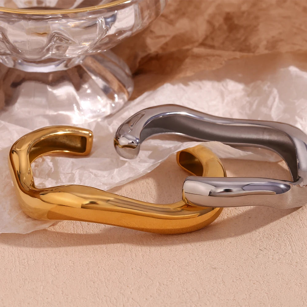 Sculpted Bangle Bracelet in gold and silver closeup