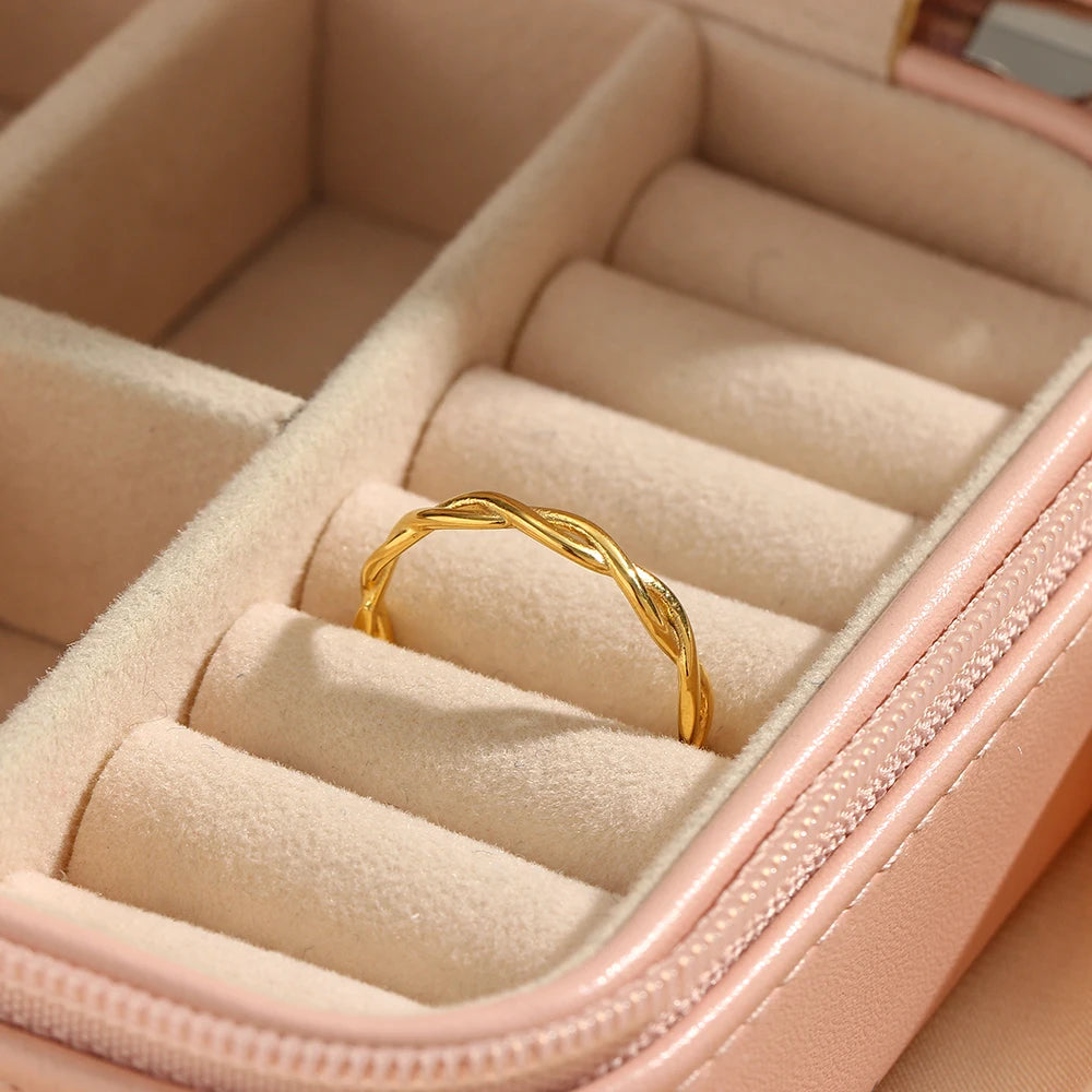 Soft Entwine Ring in jewelry case Belle and Bold