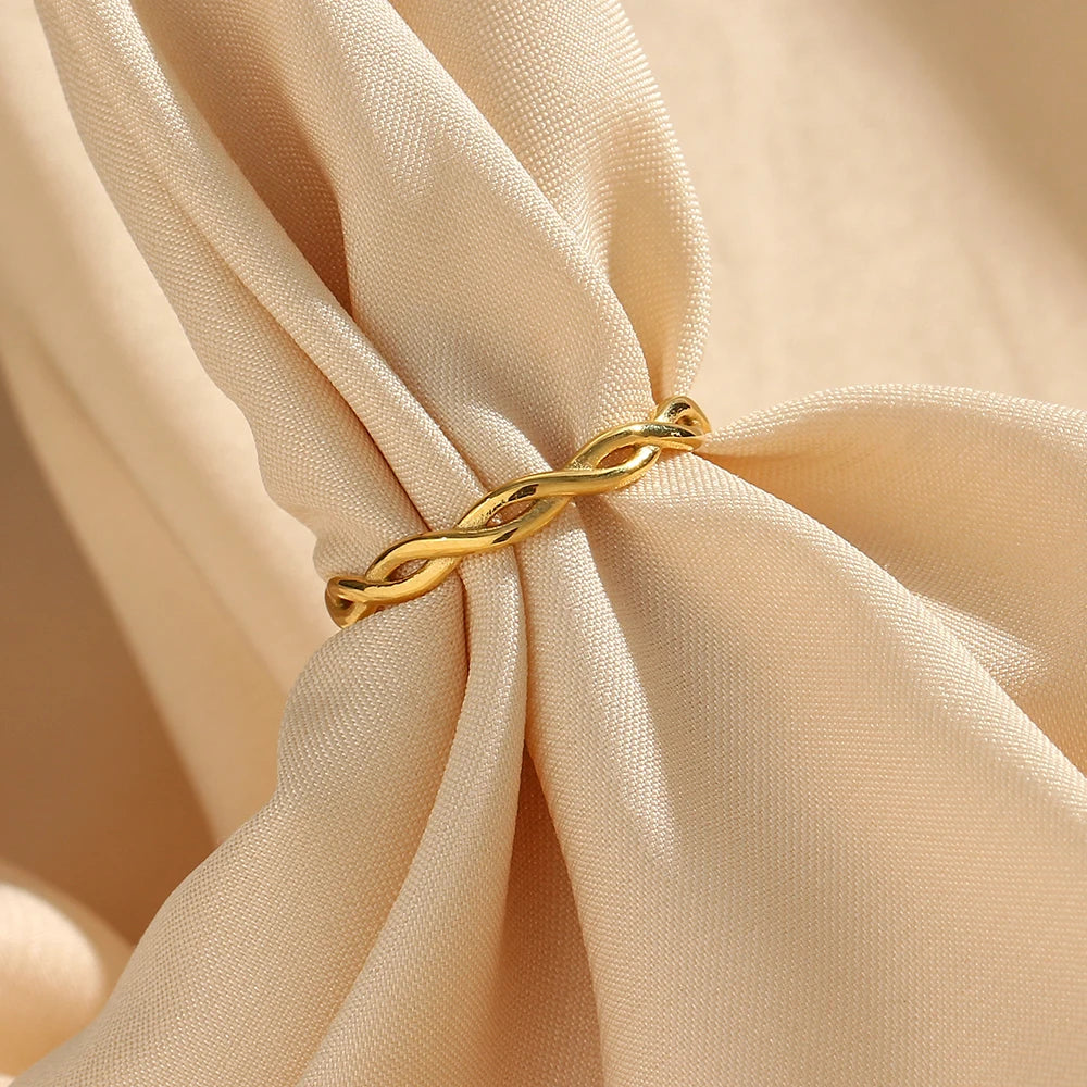 Soft Entwine Ring on fabric Belle and Bold