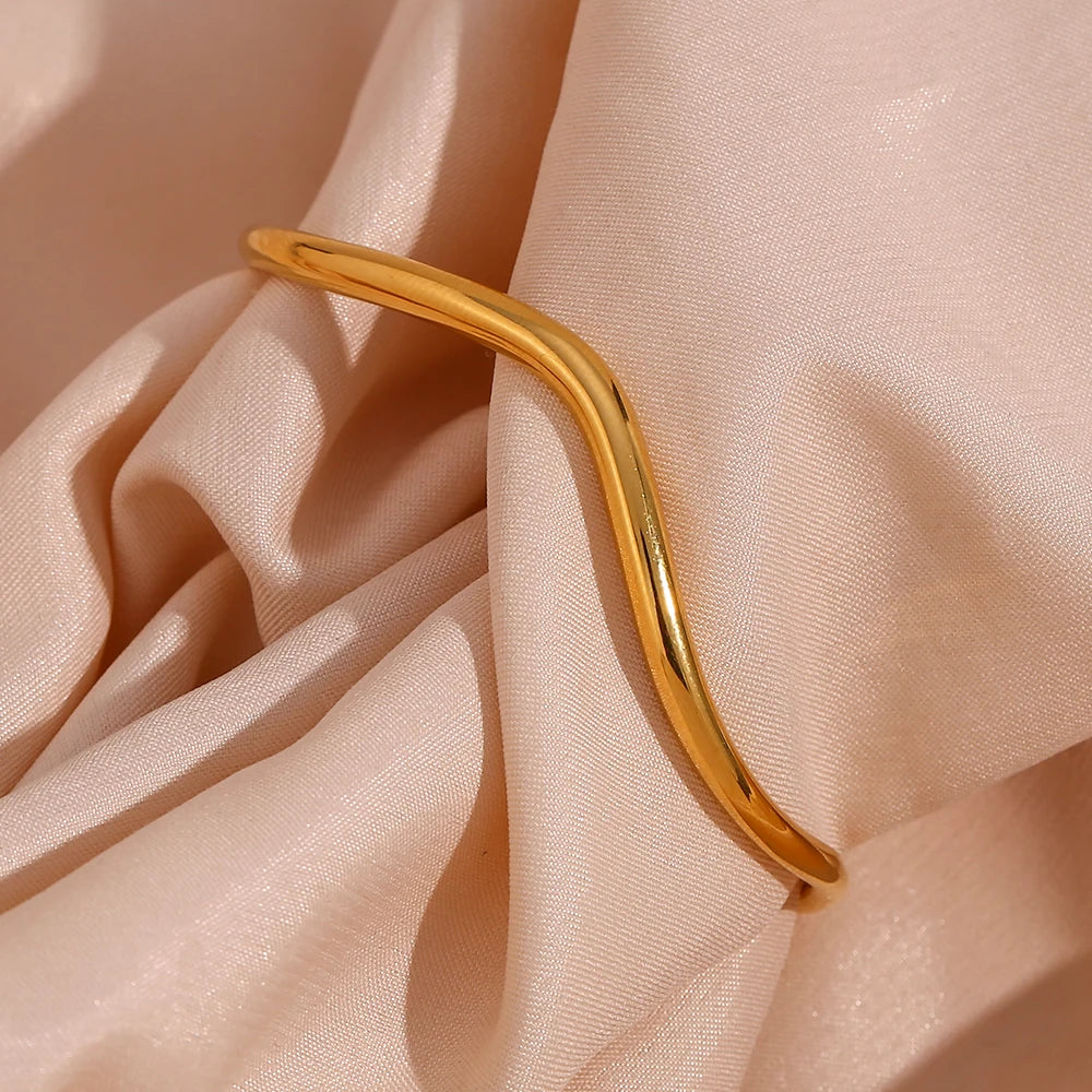 Wave Delight Bracelet in gold on fabric